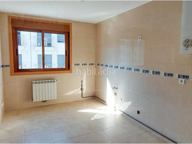 Piso en venta en Silleda. Piso a estrenar edificio moderno con fachada de piedra. Pisos.