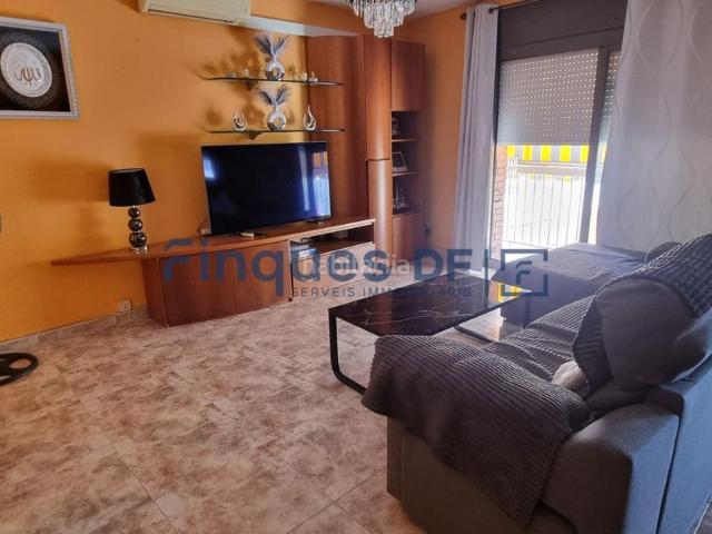 Piso en venta en Sils. Vive en el corazón de Sils Piso luminoso con terraza y trastero. Pisos.