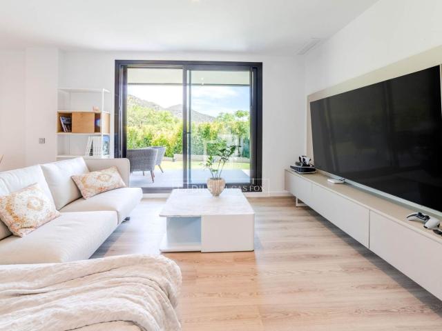 Piso en venta en Sitges, Aiguadolç Sant Sebastià Costa Dorada. Piso moderno de 3 dormitorios con jardín privado y vistas a las montañas en Aiguadolç. Pisos.