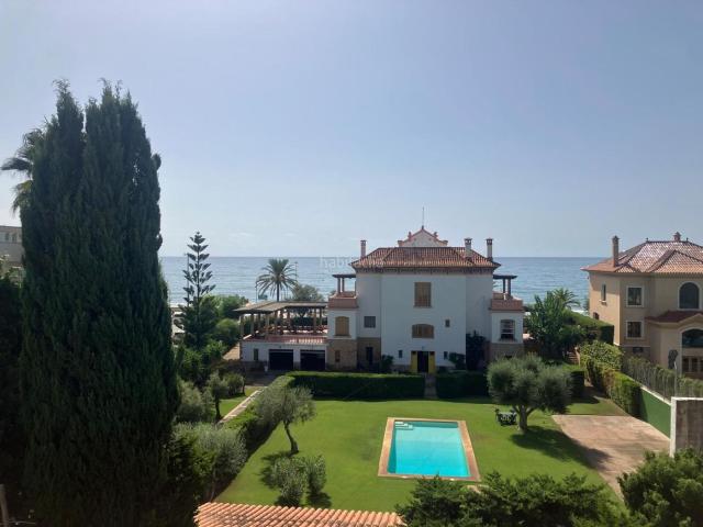 Piso en venta en Sitges, Can Girona Terramar Vinyet Costa Dorada. Magnifico piso esquinero con vistas al mar en segunda linea de mar. Pisos.