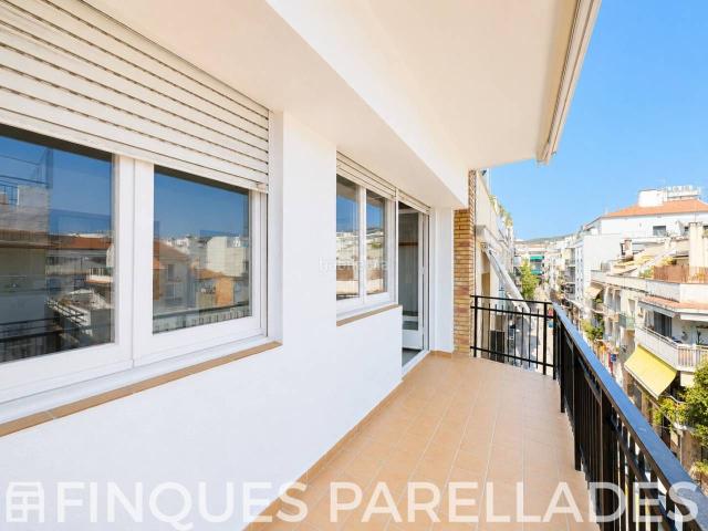 Piso en venta en Sitges, Centre Costa Dorada. Luminoso piso con terraza en el corazón de Sitges. Pisos.