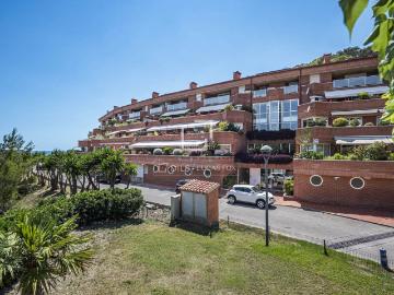 Piso en venta en Sitges, Les Botigues de Sitges Costa Dorada. Exclusivo apartamento de 3 habitaciones, 2 baños y gran terraza en Botigues de Sitges ascensor, 2 plazas de parking, piscina y zo. Pisos.