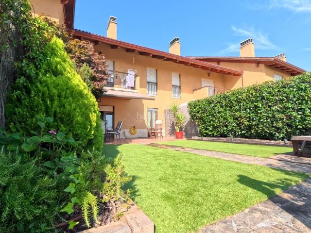 Piso en venta en Sojuela. EXCLUSIVA EN UNIRIOJA En Sojuela, presentamos una oportunidad singular de adquirir una planta baja con JARDIN, ideal para quienes. Pisos.