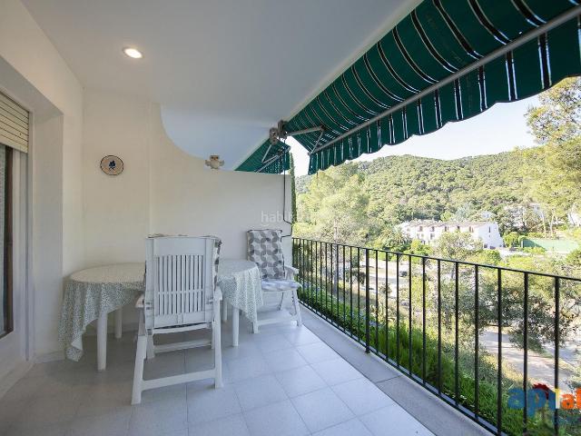 Piso en venta en Tamariu Costa Brava. Apartamento con piscina y pista de tenis a 5 minutos de la playa de Tamariu. Pisos.