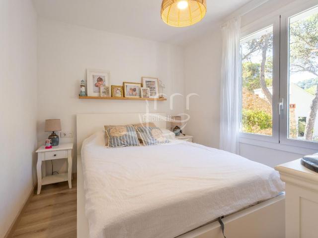 Piso en venta en Tamariu Costa Brava. APARTAMENTO REFORMADO Y CON TERRAZA A 400m DE LA PLAYA. Pisos.