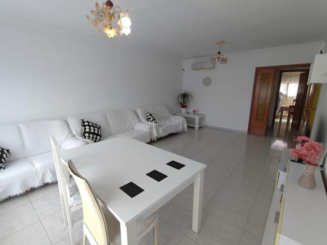 Piso en venta en Tarragona, Torreforta Costa Dorada. En venta coqueto piso de cuatro habitaciones ubicado en Calle Amposta Torreforta, Tarragona. Pisos.