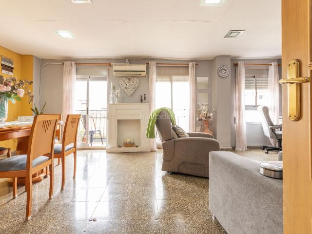 Piso en venta en Tavernes Blanques. Piso luminoso de 3 habitaciones con balcón semireformado en Tavernes Blanques. Pisos Tavernes.