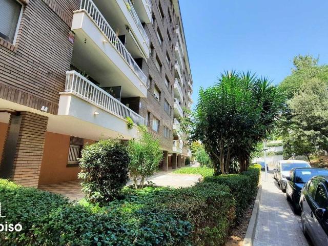 Piso en venta en Terrassa, Barri del Centre. EN EL CORAZÓN DE TERRASSA, DONDE TODO ESTÁ A UN PASO 4 habitaciones Parking incluido Ubicación privilegiada. Pisos.