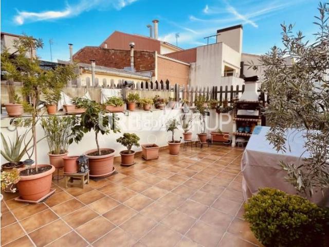 Piso en venta en Terrassa, Ca n'Aurell. CAN AURELL PISO DE 3 HABITACIONES, ACTUALMENTE DE 2 DORMITORIOS CON TERRAZA DE 45m A PIE DE COMEDOR. Pisos.