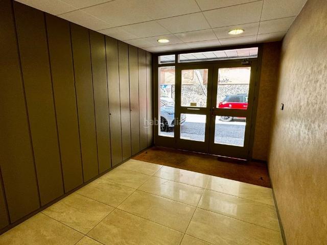 Piso en venta en Terrassa, Ca n'Aurell. Amplio piso de 4 habitaciones junto a Rambla dEgara ideal familias o inversión en coliving. Pisos.