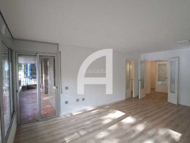 Piso en venta en Terrassa, Ca n'Aurell. AMPLIO PISO ESQUINERO CON AMPLIO BALCÓN Y MUCHA LUZ EN PLENO CENTRE DE TERRASSA. Pisos.