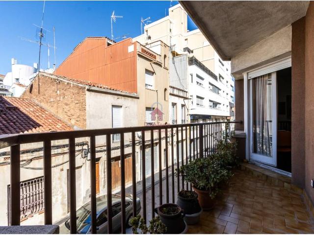 Piso en venta en Terrassa, Ca n'Aurell. Espectacular piso reformado en venta situado en el centro de Terrassa. Pisos.