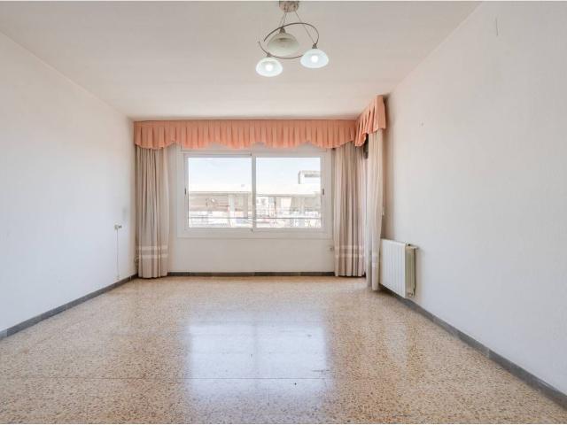 Piso en venta en Terrassa, Ca n'Aurell. OPORTUNIDAD PARA ENTRAR A VIVIR. Pisos.