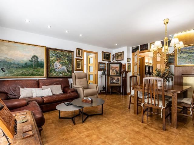 Piso en venta en Terrassa, Ca n'Aurell. PISO REFORMADO DE 4 HABITACIONES Y BALCÓN. Pisos.
