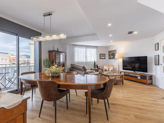 Piso en venta en Terrassa, Cementiri Vell. Espectacular ático dúplex de 164 m² con 65 m² de terrazas y dos plazas de parking Terrassa Centre Cementiri Vell. Pisos.