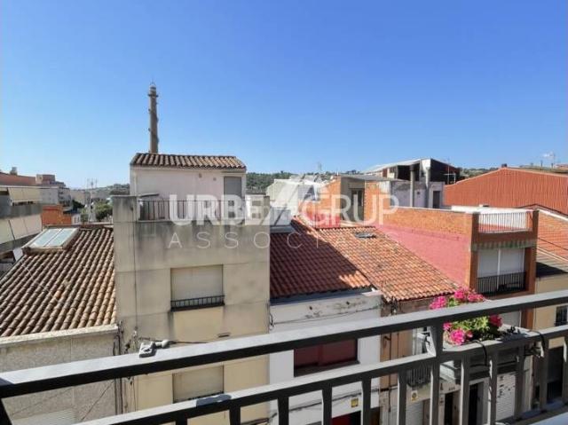 Piso en venta en Terrassa, La Maurina. PISO DE 92m CON 3 HABITACIONES, COMPLETAMENTE REFORMADO AMPLIO BALCÓN Y GALERÍA. Pisos.