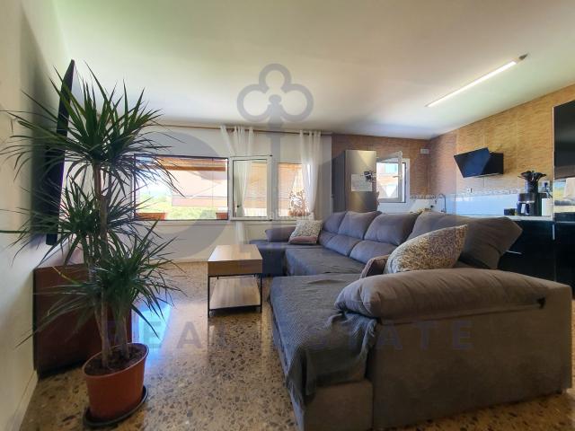 Piso en venta en Terrassa, La Maurina. REFORMADO, MUY LUMINOSO, TODO EXTERIOR, TERRAZA Y SOLO 2 VECINOS. Pisos.