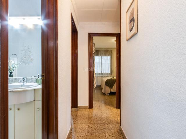 Piso en venta en Terrassa, La Cogullada. VIVIENDA DE 4 HABITACIONES CON TERRAZA DE 18 m² Y GRAN POTENCIAL EN LA COGULLADA. Pisos.