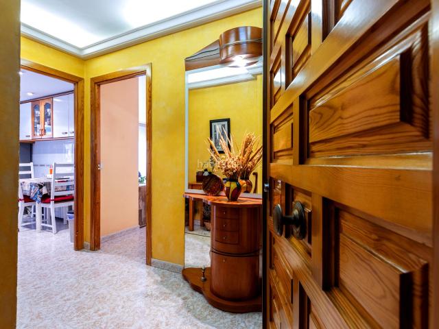 Piso en venta en Terrassa, La Cogullada. LUZ, TERRAZA Y ESPACIO PARA UNA NUEVA ETAPA, A POCAS CALLES DEL CENTRO. Pisos.