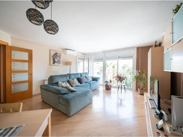 Piso en venta en Terrassa, Plaça Catalunya Escola Industrial. PISO EN VENTA EN ESCOLES, 4 HABITACIONES, 2 BAÑOS COMPLETOS, BALCÓN Y ASCENSOR. Pisos.