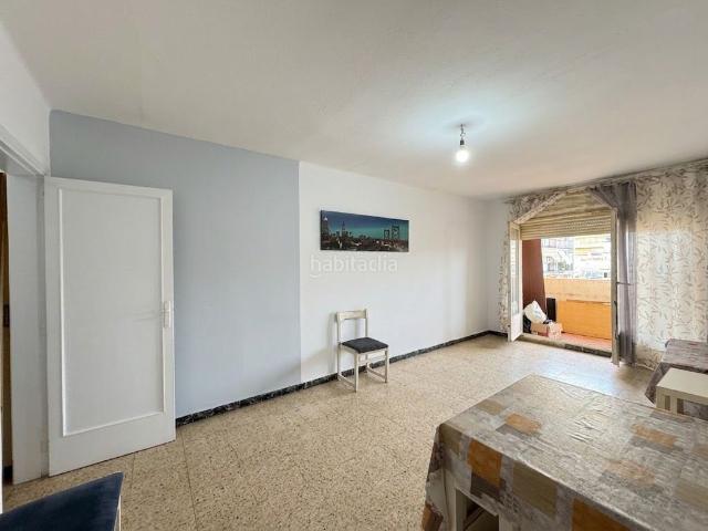 Piso en venta en Terrassa, Plaça Catalunya Escola Industrial. Piso fitness para reformar al gusto. Pisos.