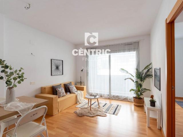 Piso en venta en Terrassa, Plaça Catalunya Escola Industrial. Planta baja con terraza en el barrio de las Escoles, Terrassa. Pisos.
