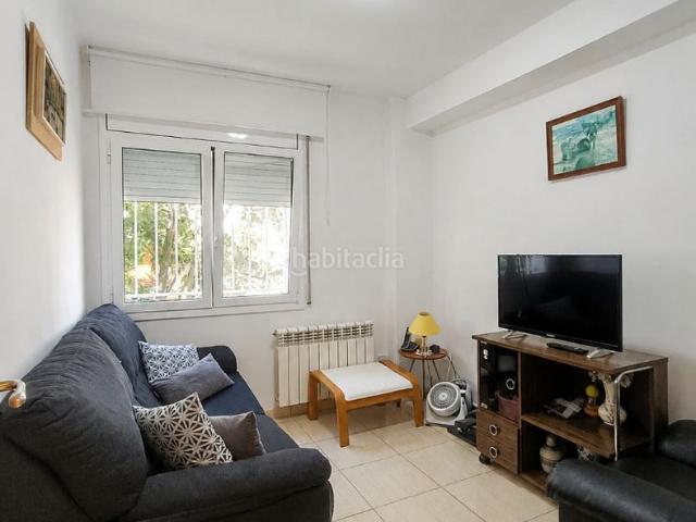 Piso en venta en Terrassa, Pla de Bon Aire. Piso en planta baja elevada con gran balcón cerrado, tres habitaciones y galeria. Pisos.