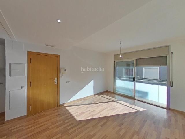 Piso en venta en Terrassa, Poble Nou. llogat només per a inversor. Pisos.
