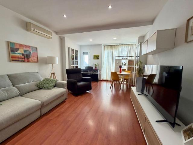 Piso en venta en Terrassa, Poble Nou. Piso luminoso con terraza de 13 m² y 2 habitaciones en Poble Nou, Terrassa Venta particular. Pisos.