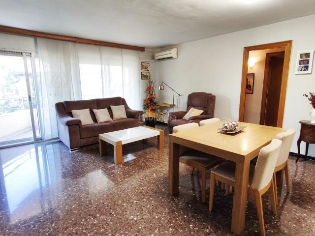 Piso en venta en Terrassa, San Pere. Amplio piso de 121 m con parking, ascensor y gran salón en Sant Pere. Pisos.