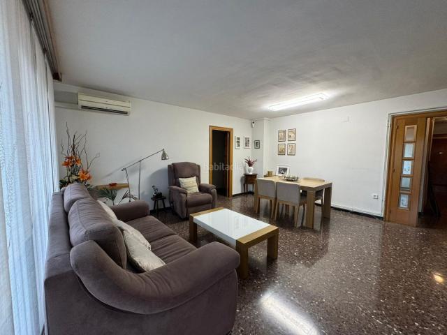 Piso en venta en Terrassa, San Pere. Amplio piso ideal para familias PARKING INCLUIDO VIVIENDA VPO, NO INVERSORES. Pisos.