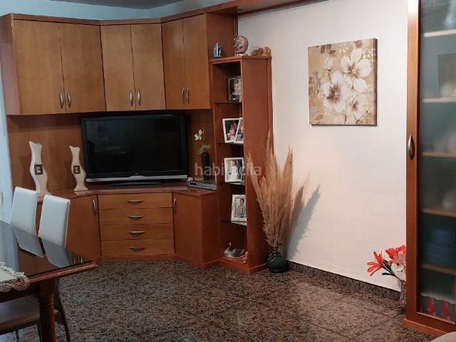 Piso en venta en Terrassa, Sant Llorenç. Piso para entrar a vivir, cocina y baño reformado.Piso esquinero y todo exterior. Pisos.