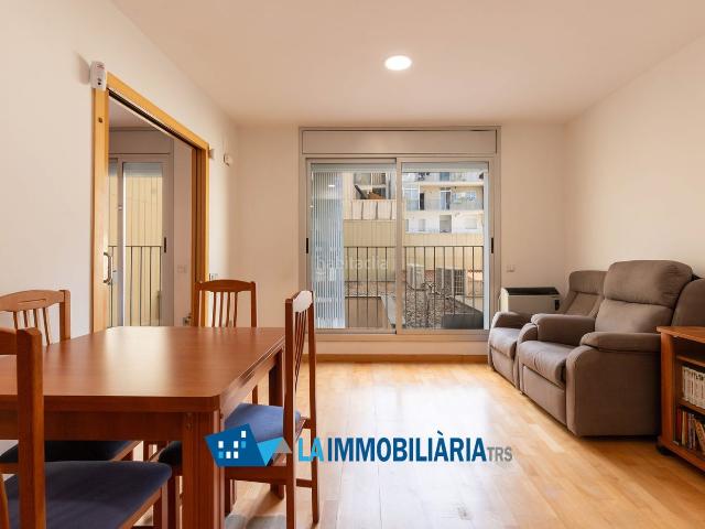 Piso en venta en Terrassa, Sant Pere Nord. Situado cerca de la Avda. Jaume I y con todos los servicios alrededor.Para aquellos que necesitan poco espacio este piso seminuevo. Pisos.