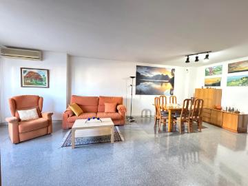 Piso en venta en Terrassa, Vallparadís Antic Poble de Sant Pere. 4 habitaciones de buenas dimensiones, dos baños completos de 4 piezas, 4 estancias exteriores, radiadores y aire acondicionado.