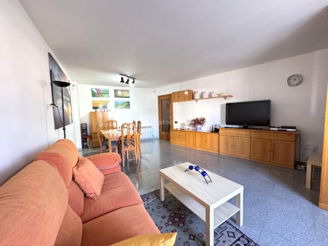 Piso en venta en Terrassa, Vallparadís Antic Poble de Sant Pere. 4 habitaciones de buenas dimensiones, dos baños completos de 4 piezas, 4 estancias exteriores, radiadores y aire acondicionado.