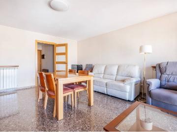 Piso en venta en Terrassa, Vallparadís Antic Poble de Sant Pere. Ático luminoso y familiar. Pisos.