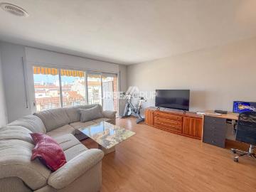 Piso en venta en Terrassa, Vallparadís Antic Poble de Sant Pere. GRAN PISO REFORMADO EN VALLPARADIS, 4 HABITACIONES CON TERRAZA Y PK TRIPLE. Pisos.