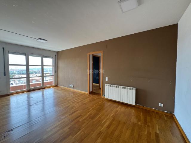 Piso en venta en Terrassa, Zona Esportiva. Magnífico piso de 3 habitaciones con parking en Can Roca Terrassa. Pisos.