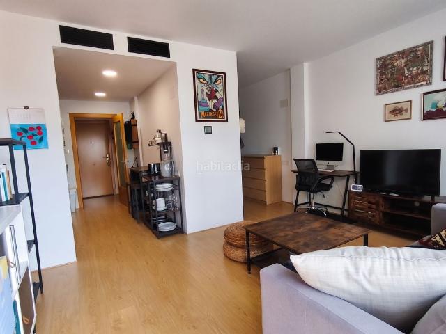 Piso en venta en Terrassa, Zona Esportiva. Acogedor y luminoso piso en finca seminueva. Pisos.