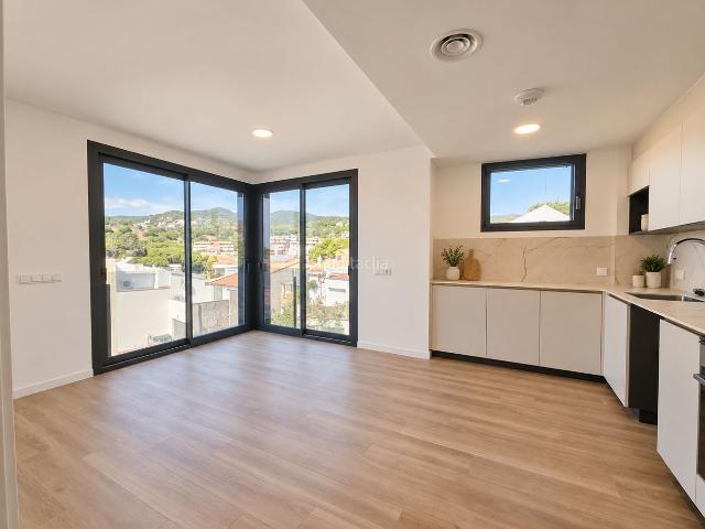 Piso en venta en Tiana. 3 habitaciones 2 baños y balcon a estrenar en Tiana. Pisos.