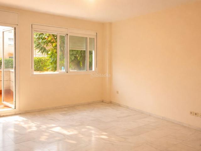 Piso en venta en Tomares, Santa Eufemia. Primera planta con ascensor, terraza, garaje y piscina en urbanización consolidada, a 10 min de Sevilla. Pisos.