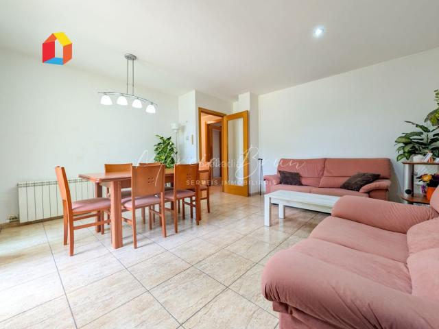 Piso en venta en Tona. MB Serveis Immobiliaris presenta este magnífico piso en venta en el centro de Tona. Pisos.