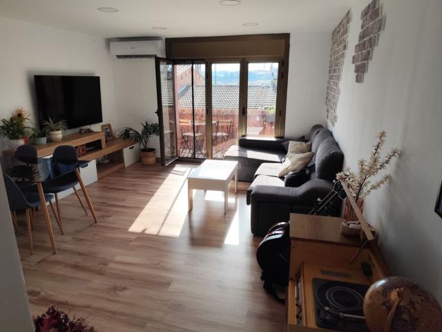 Piso en venta en Tona. PIS COMPLETAMENT REFORMAT A TONA. Pisos.