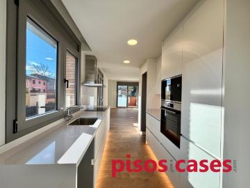 Piso en venta en Tona. Pis de 4 habitacions i 2 wc. Pisos.