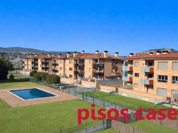 Piso en venta en Tona. Pis 4 habitacions, piscina comunitària. Pisos.