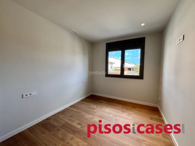 Piso en venta en Tona. Pis 4 habitacions, piscina comunitària. Pisos.