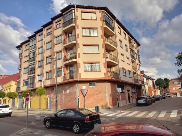 Piso en venta en Tordesillas. Oportunidad Vivienda en Tordesillas de cuatro dormitorios, dos baños con Garaje. Pisos.