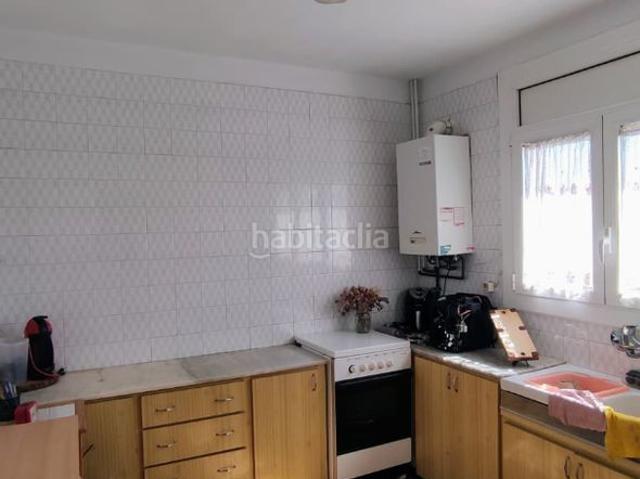 Piso en venta en Torelló. Ampli i lluminós pis amb vistes al poble i a Bellmunt, amb altell polivalent, pàrquing i traster inclosos. Ideal per gaudir despa. Pisos.