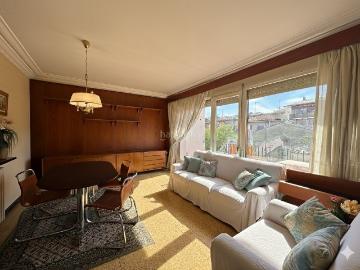 Piso en venta en Torelló. PISO ÚNICO MUY CÉNTRICO EN TORELLÓ CON ASCENSOR PRIVADO, BALCÓN GRANDE Y 2 PLAZAS DE APARCAMIENTO. Pisos.