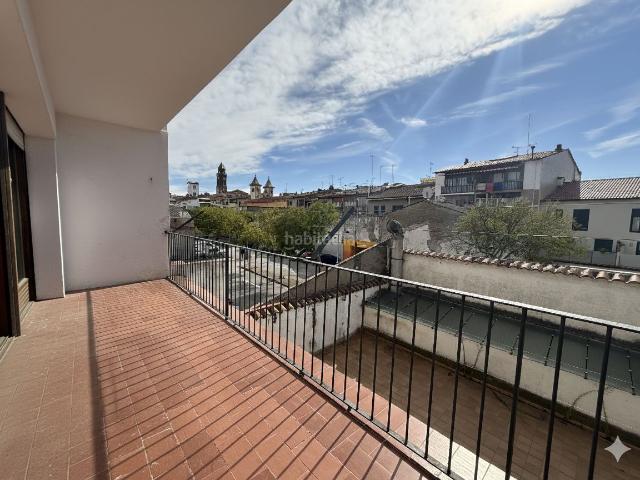 Piso en venta en Torelló. PISO ÚNICO MUY CÉNTRICO EN TORELLÓ CON ASCENSOR PRIVADO, BALCÓN GRANDE Y 2 PLAZAS DE APARCAMIENTO. Pisos.